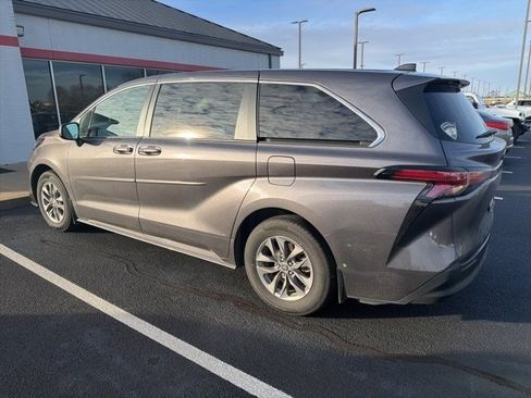Certified 2022 Toyota Sienna LE image 11