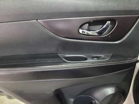 Used 2016 Nissan Rogue SV image 36