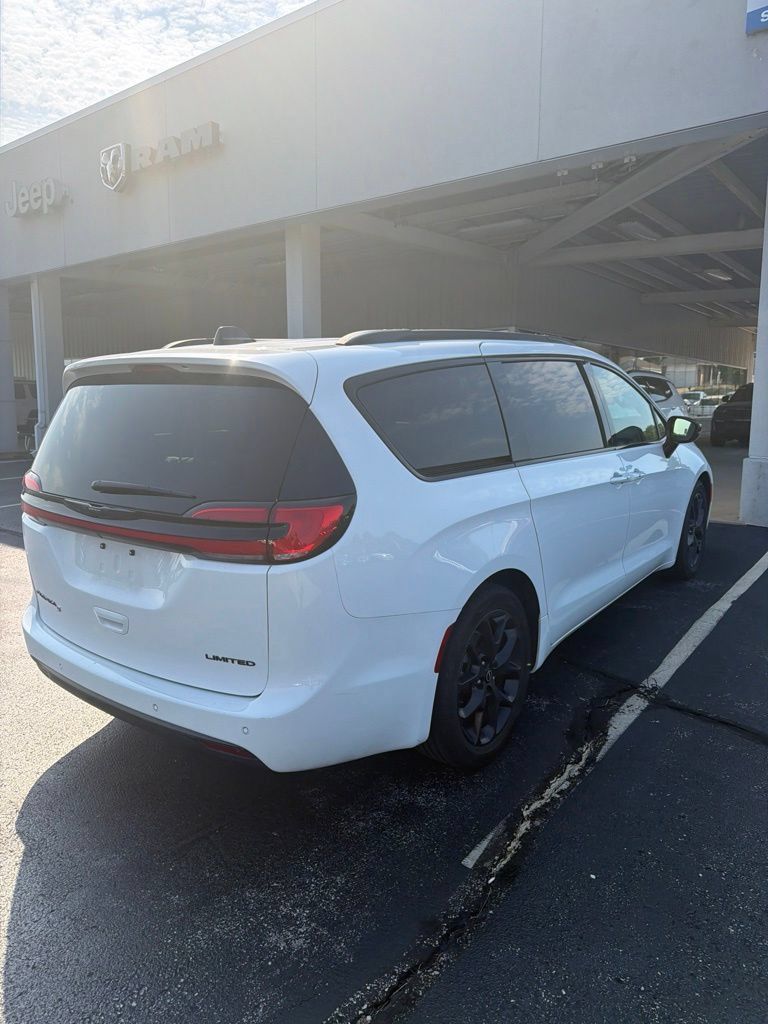 Used 2025 Chrysler Pacifica Limited FWD image 5