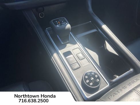 Used 2022 Nissan Pathfinder SL image 16