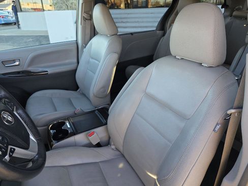 Used 2017 Toyota Sienna Limited image 37
