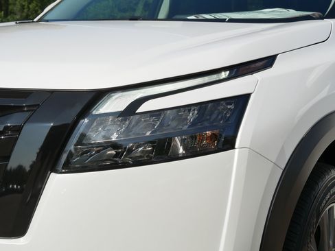 Certified 2025 Nissan Pathfinder SV w/ Black Appearance Package AWD/4WD image 16