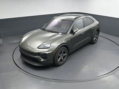Certified 2025 Porsche Macan 4 Electric image 35