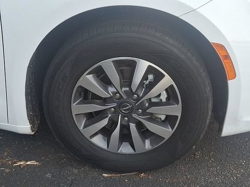 Used 2023 Chrysler Pacifica Touring-L FWD image 4
