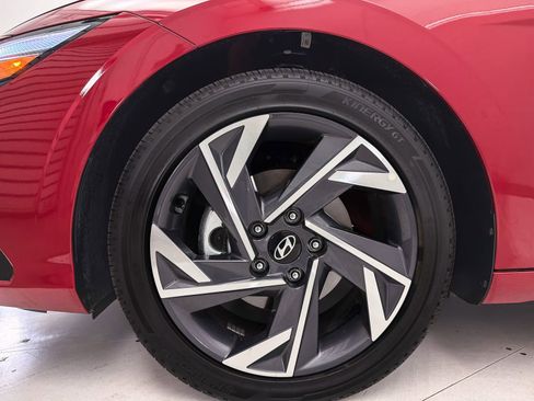 Used 2025 Hyundai Elantra Limited FWD image 15