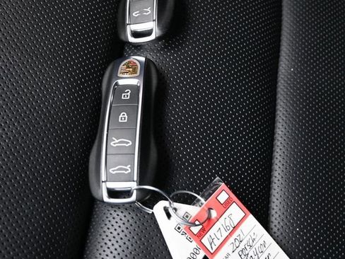 Used 2021 Porsche Taycan image 32