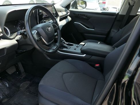 Used 2024 Toyota Highlander LE FWD image 8
