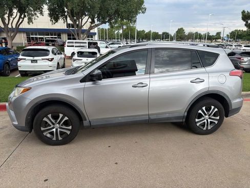 Used 2017 Toyota RAV4 LE FWD image 3