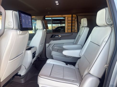 Used 2025 GMC Yukon XL Denali w/ Advanced Technology Package image 25