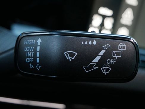 Used 2024 Volkswagen Golf R image 32