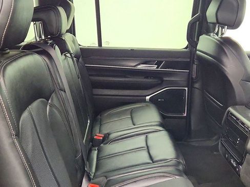 Used 2023 Jeep Wagoneer Series III w/ Convenience Group I AWD/4WD image 23