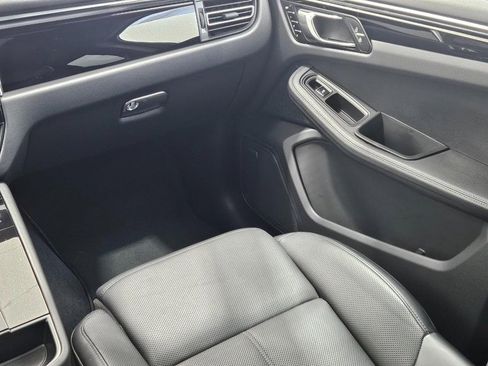 Certified 2025 Porsche Macan image 17
