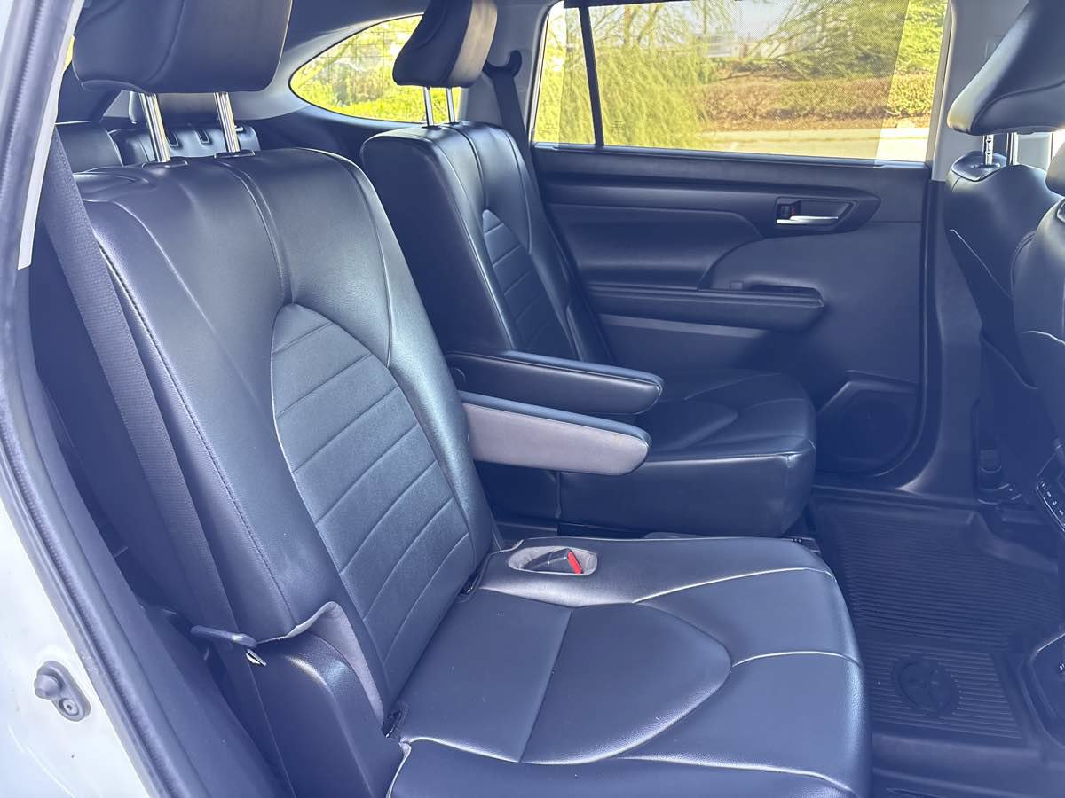 Used 2020 Toyota Highlander XLE FWD image 15