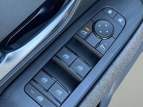 Certified 2025 Nissan Kicks SV image 15