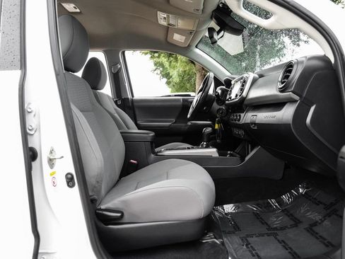 Used 2018 Toyota Tacoma SR5 RWD image 33
