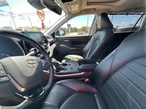 Used 2021 Toyota Highlander XLE image 8