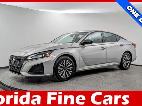 Used 2024 Nissan Altima 2.5 SV image 1