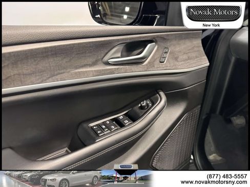 Used 2023 Jeep Grand Cherokee Limited w/ Black Appearance Package AWD/4WD image 15