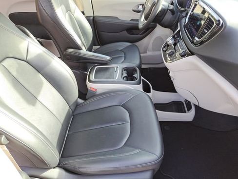 Used 2024 Chrysler Pacifica Touring-L image 23