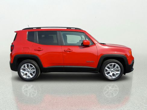 Used 2015 Jeep Renegade Latitude w/ Popular Equipment Group FWD image 8