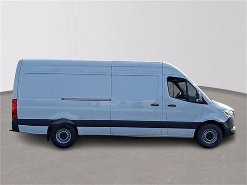 Used 2025 Mercedes-Benz Sprinter 2500 image 4