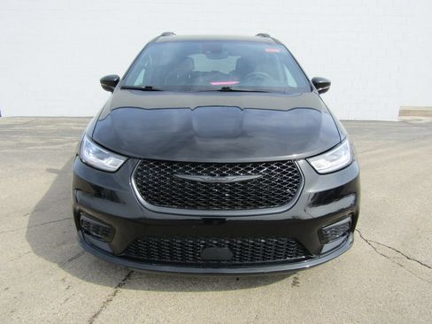 Used 2025 Chrysler Pacifica Limited FWD image 3