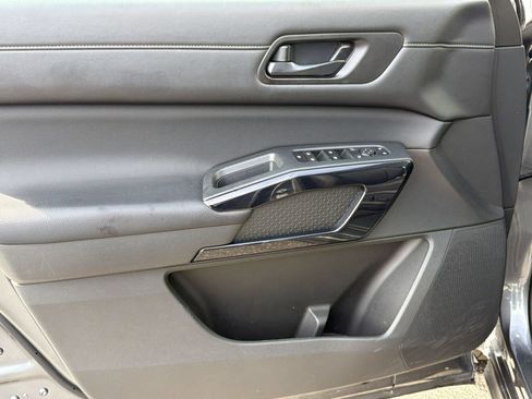Used 2025 Nissan Pathfinder SV FWD image 13