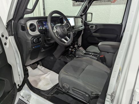 Used 2025 Jeep Wrangler Unlimited Sahara image 15