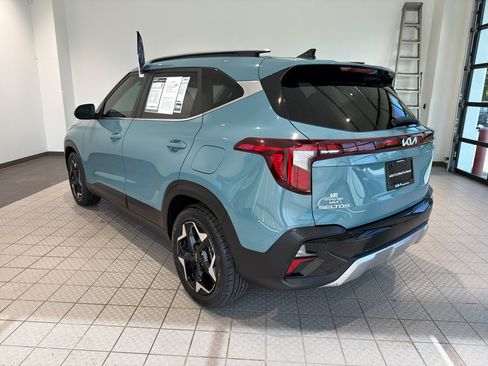 Certified 2024 Kia Seltos EX FWD image 3