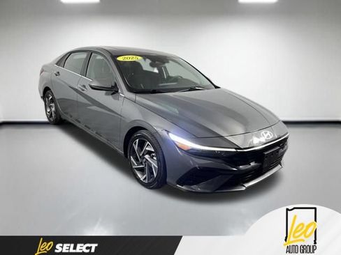 Used 2025 Hyundai Elantra SEL FWD image 4