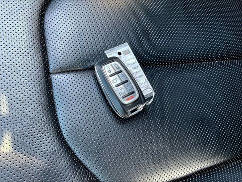 Used 2021 Chrysler Pacifica Limited w/ Uconnect Theater Family Group FWD image 34