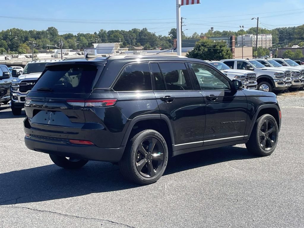 Used 2023 Jeep Grand Cherokee Altitude AWD/4WD image 8
