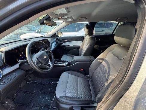 Used 2025 Chevrolet Trax LT w/ LT Convenience Package FWD image 25