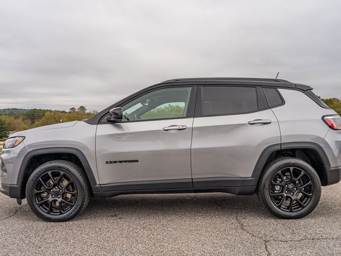 Used 2023 Jeep Compass Altitude image 4