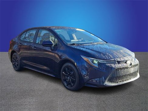 Used 2022 Toyota Corolla LE image 3