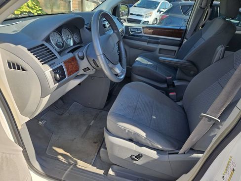 Used 2009 Chrysler Town & Country Touring FWD image 11