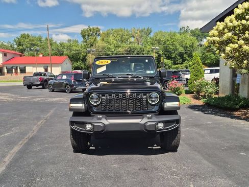 Used 2024 Jeep Gladiator Sport AWD/4WD image 2
