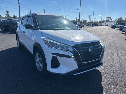 Used 2021 Nissan Kicks S image 1
