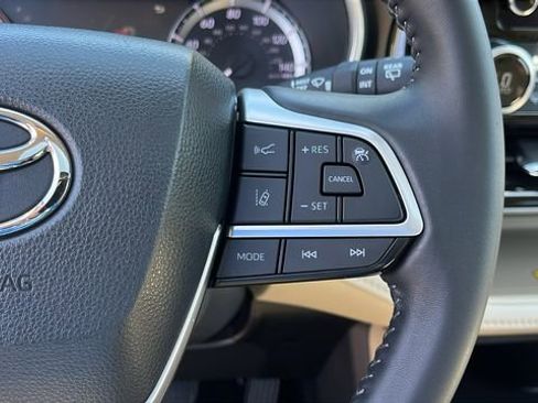 Used 2023 Toyota Highlander XLE AWD/4WD image 13