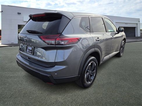 Used 2024 Nissan Rogue SV image 3