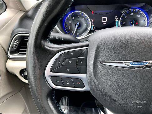 Used 2021 Chrysler Pacifica Touring-L FWD image 13