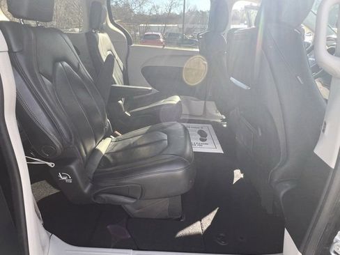 Used 2020 Chrysler Pacifica Touring-L Plus w/ Advanced Safetytec Group image 28