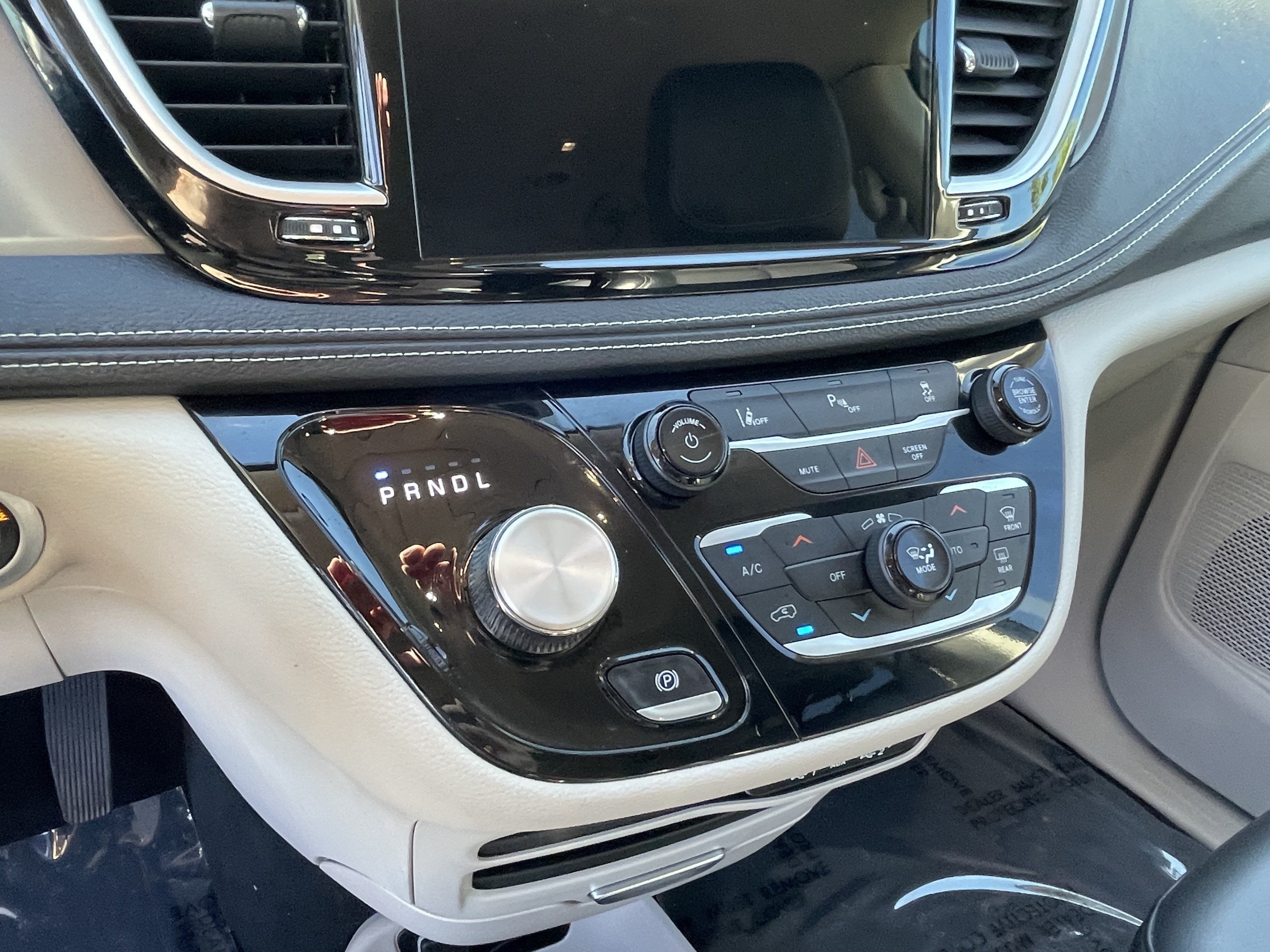 Used 2023 Chrysler Pacifica Touring-L FWD image 23