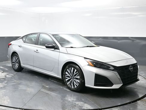 Used 2024 Nissan Altima 2.5 SV image 6