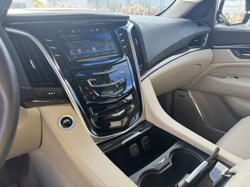 Used 2018 Cadillac Escalade Luxury w/ LPO, Radiant Package image 10