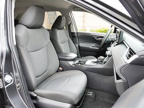 Used 2021 Toyota RAV4 XLE image 12