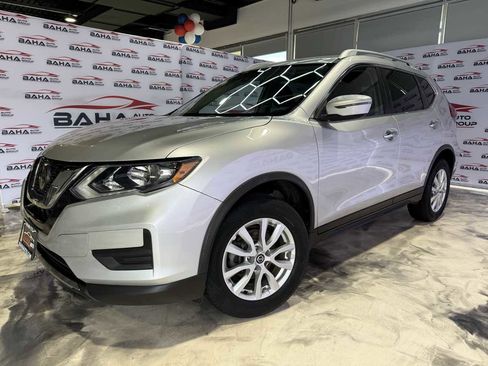 Used 2020 Nissan Rogue SV image 2