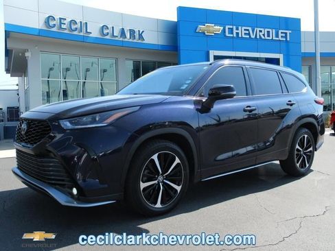 Used 2021 Toyota Highlander XSE FWD image 2