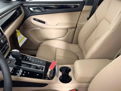 Certified 2026 Porsche Macan AWD/4WD image 30