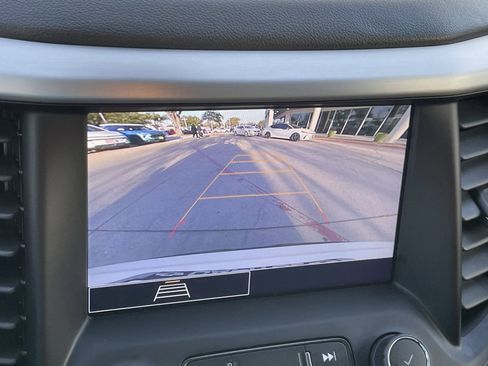 Used 2023 GMC Acadia SLE w/ Driver Convenience Package image 17